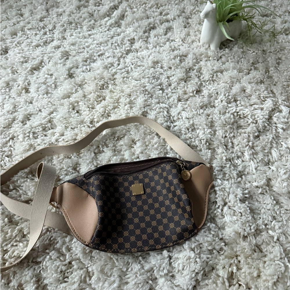 Elegant Brown and Tan Checkered Crossbody Bag - Picture 1 of 5